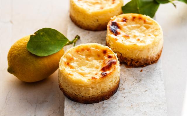 Citroencheesecaketaartjes met amarettibodem