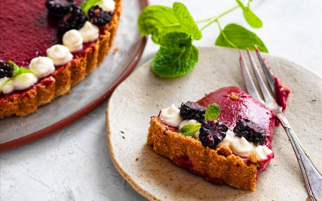 Braambessencurdtaart met koekjesbodem