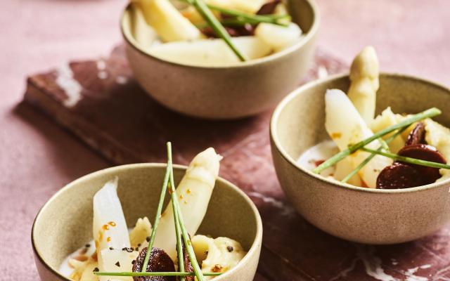 Karnemelkpuree met asperges en chorizo