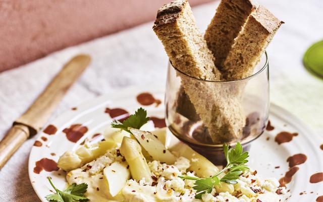 Hummus van asperges met feta en soldaatjes