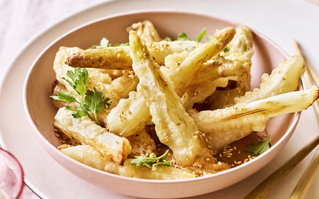 Tempura van asperges met misodressing