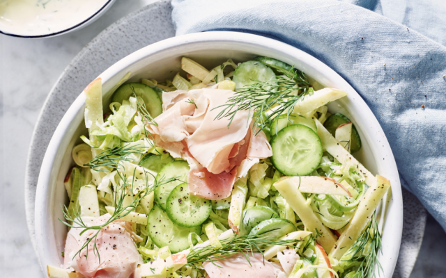 Salade van jonge prei met appel en ­hamroosjes