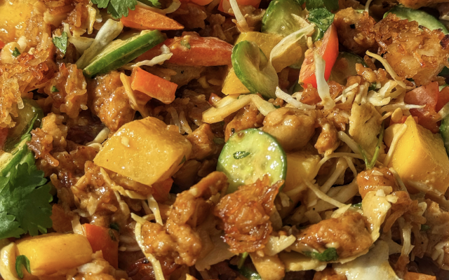 Crispy rice salad met plantaardige teriyaki kipstukjes
