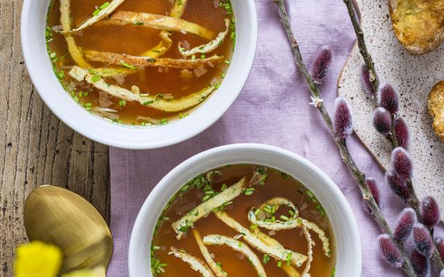 Bouillon de bœuf clair à l’omelette