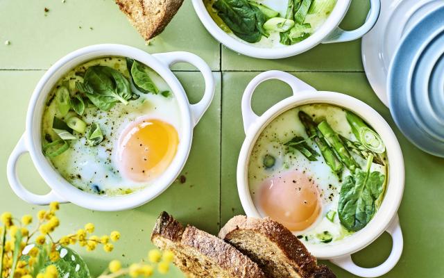 Œufs cocotte aux épinards et asperges