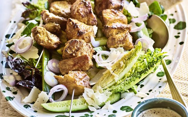 Brochettes de kebab et salade aux concombres