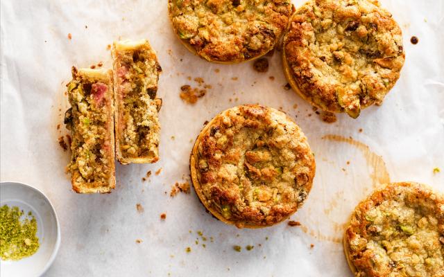 Tartelettes de rhubarbe et crumble aux pistaches