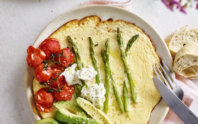 Ricotta-omelet met groene asperges, gepofte kerstomaatjes en avocado