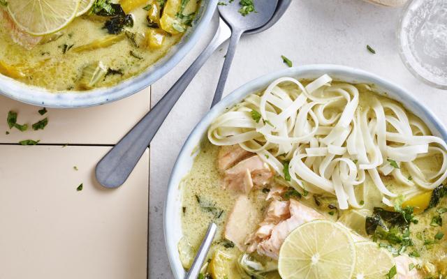 Groene curry met zalm en rijstnoedels