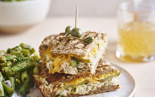 Tuna melt-croque met prinsessenboontjes