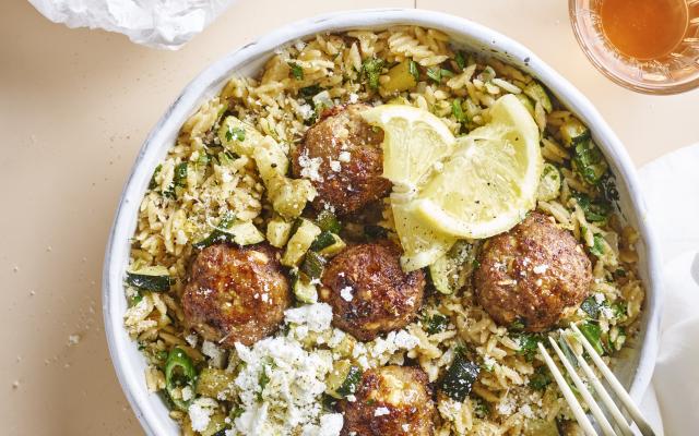 Griekse balletjes met citroen-orzotto, courgette en feta