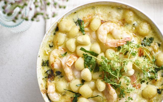Stoofpotje met scampi’s, kruiden en gnocchikorst
