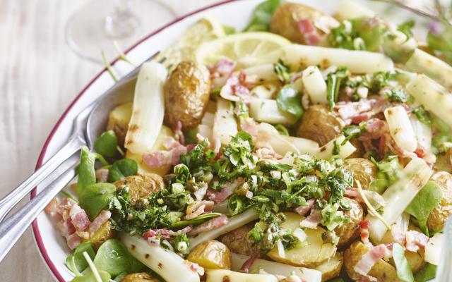 Lauwwarme salade van krokante krieltjes, gegrilde witte asperges en pancetta