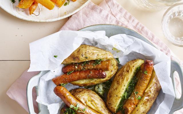 Gepofte aardappel met merguez, kruidenboter en geroosterde jonge wortelen
