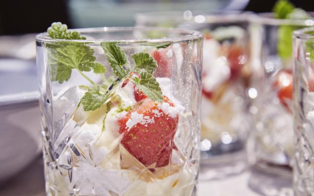 Eton mess met limoenyoghurt en aardbeien