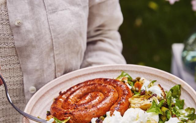 Panzanella van gegrilde courgette en mozzarella met merguezworstjes