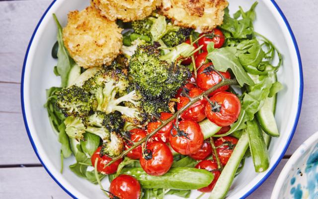 Fattoush van broccoli, gepofte kerstomaten, gebakken geitenkaas en pitapuntjes