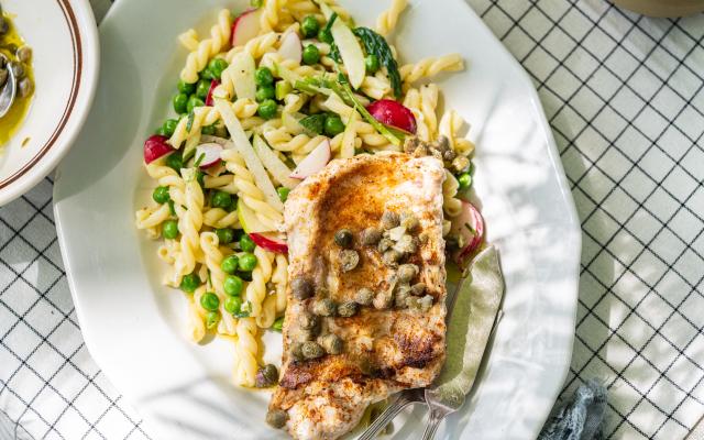 Gegrilde vis met pastasalade en kappertjesolie
