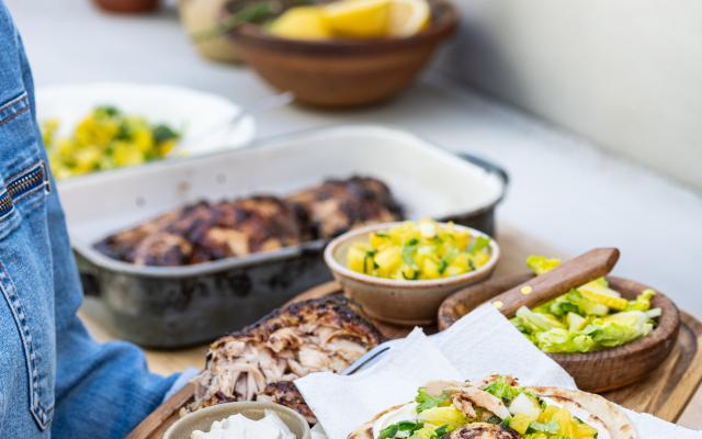 Taco’s met pittig gelakte kippenbouten en ananassalsa