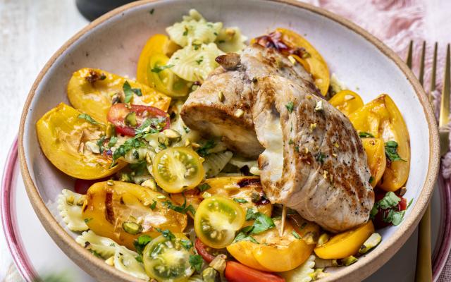 Zonnige pastasalade met gegrilde abrikozen en kalfsrolletjes