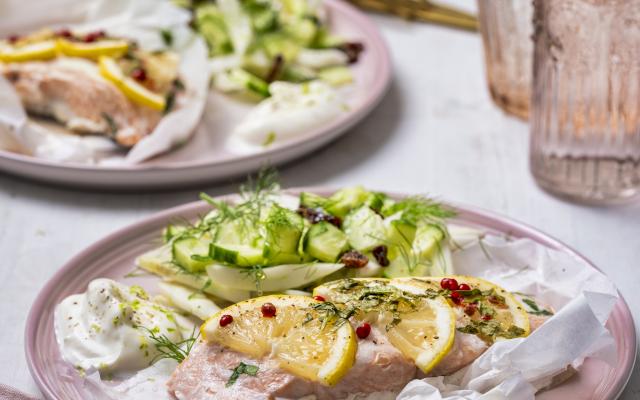 Papillot van zalm met komkommer-venkelsalade