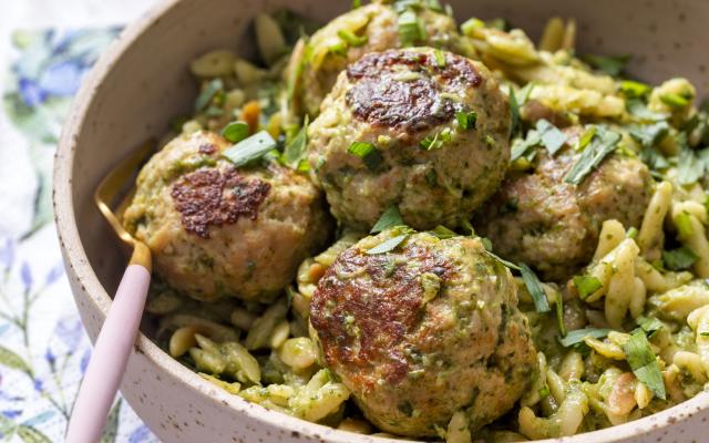 Orzo met kruidige kippenballetjes en courgette