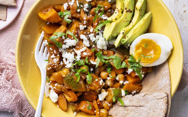 Marokkaans stoofpotje met kikkererwten, feta en avocado