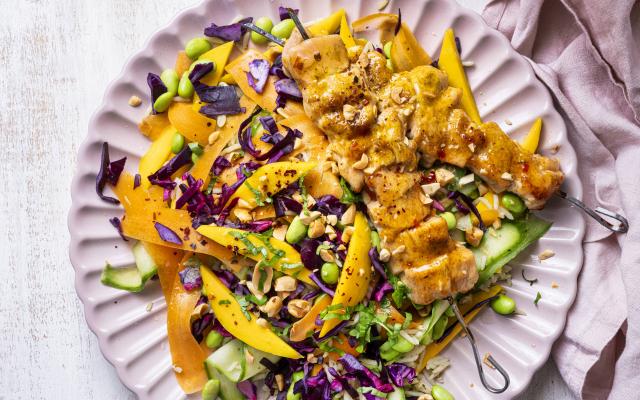 Regenboogsalade met sticky sweet chili kalkoenspiesjes en basmatirijst