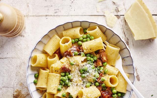 Rigatoni carbonara met chorizo en erwtjes