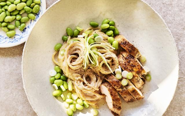 Misopasta met kip en edamame