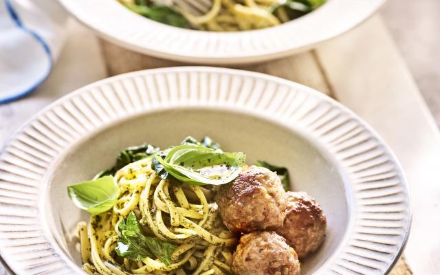 Pasta pesto met balletjes en spinazie