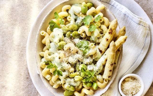 Pasta met witte asperges, tuinbonen en parmezaansaus