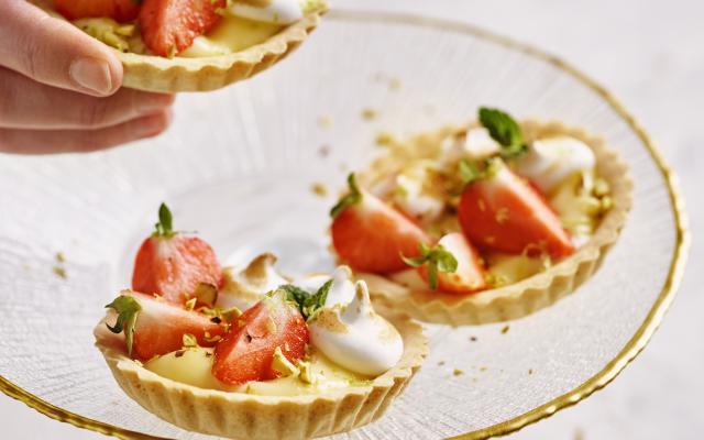Tartelettes met vanillepudding en aardbeien met meringue