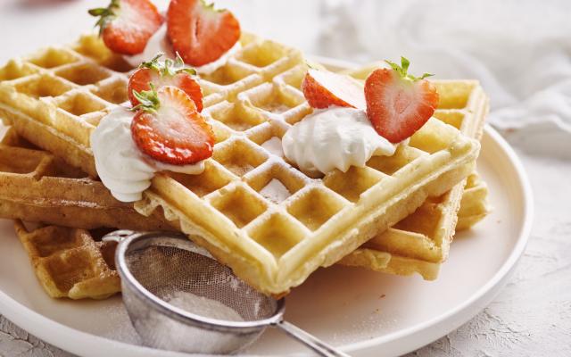 Brusselse wafels met slagroom en aardbeien