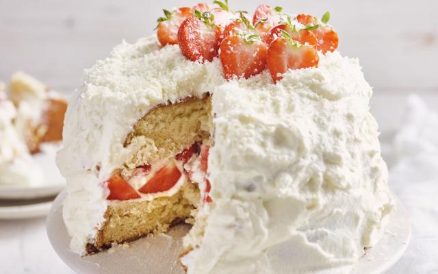 Biscuittaart met witte chocolade en aardbeien