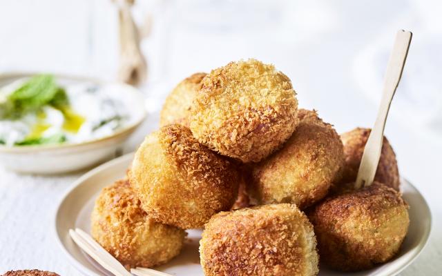 Krokante aardappel-kaasballetjes
