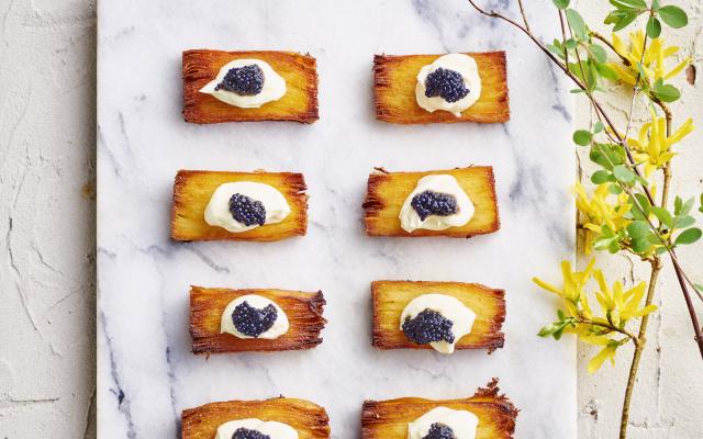 Pavé-aardappeltjes met zure room en viseitjes