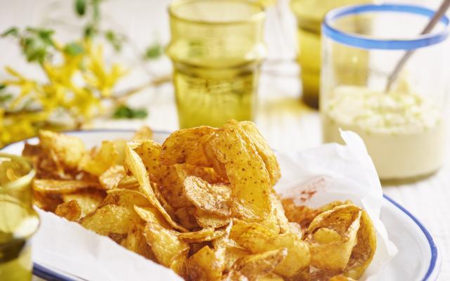 Crispy aardappelschillen met limoenmayo