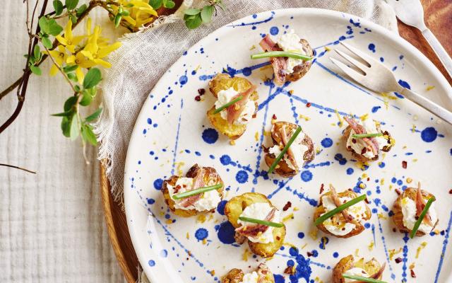 Smashed krieltjes met citroen-mascarpone en ansjovis
