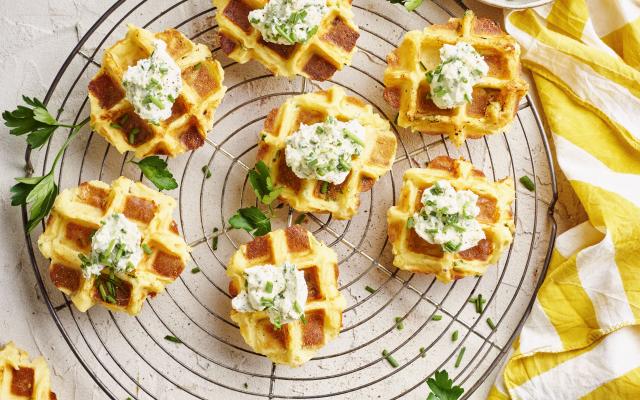 Aardappelwafeltjes met blauwekaasdip