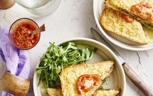 Croque met pesto en mortadella