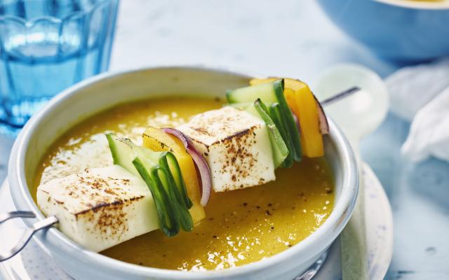 Gazpacho met halloumi-paprikabrochette