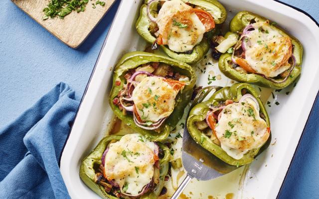 Gevulde groene paprika’s met ham, mozzarella en groentemacedoine