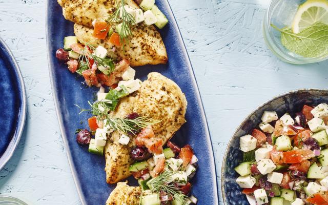 Griekse kip met feta, komkommer, tomaat en citroen