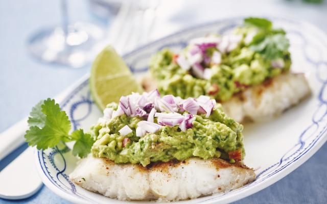 Witte vis met avocado en rode ui