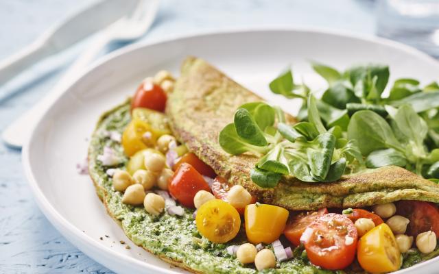 Spinazie-omelet met kikkererwten en tomaten