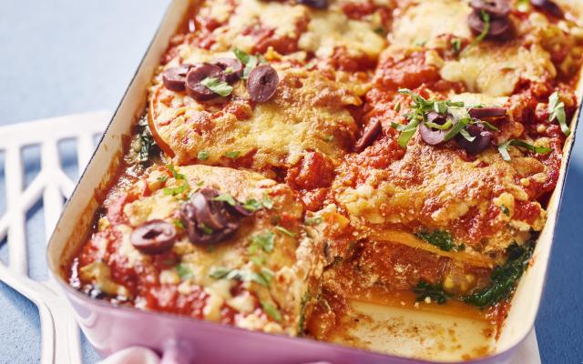 Lasagne van zoete aardappel met olijven en tomaat