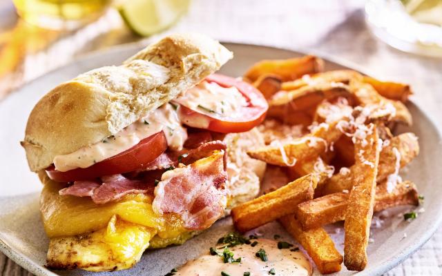Kipburger met frietjes van zoete aardappel