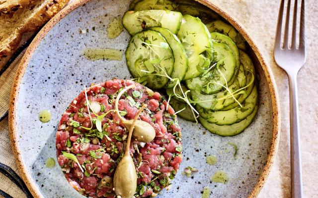 Steak tartaar met zoetzuur komkommerslaatje