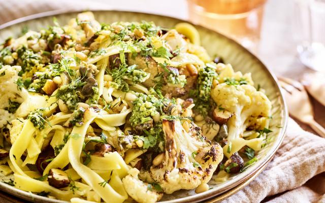 Citroenpasta met bloemkool, kappertjes en pesto